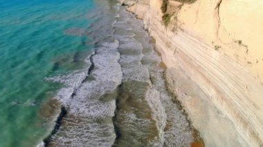 Deniz kıyısındaki yüksek uçurumların üzerinden uçmak.