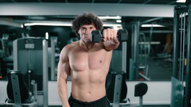 Athletischer Mann beim Gewichtheben. — Stockvideo