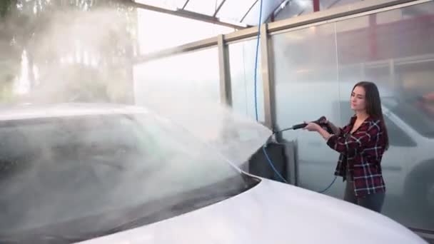 Frau wäscht ihr Auto. — Stockvideo