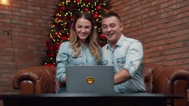Joven pareja charlando con sus familiares a través de webcam — Vídeo de stock