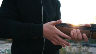 Adam tüfeği doğrultur, nişan alır ve ateş eder.