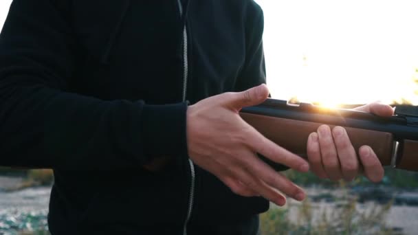 Man laadt een geweer, schiet en maakt een schot — Stockvideo