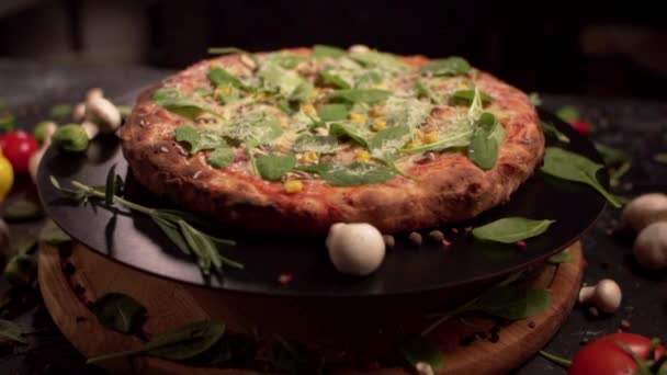 Gros plan sur une pizza végétarienne. — Video