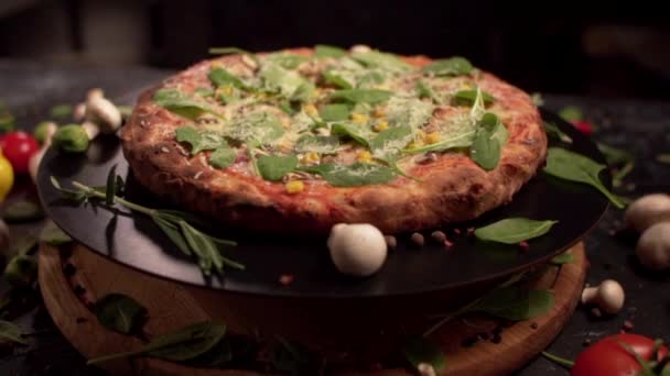 Close-up de uma pizza vegetariana. — Vídeo de Stock