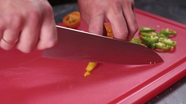 Kocken skär gul paprika. — Stockvideo