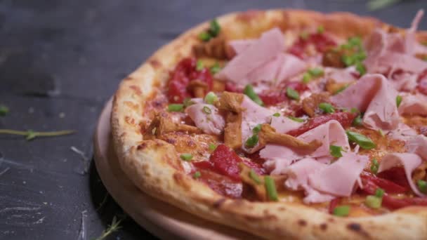 Pizza de cerca con champiñones silvestres y jamón. — Vídeos de Stock