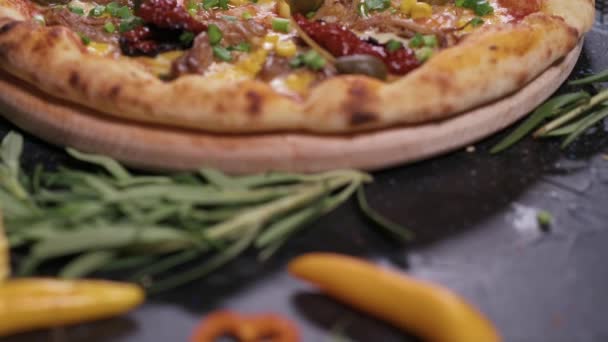 Веганская пицца крупным планом. — стоковое видео