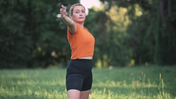 Femme faisant du yoga. — Video