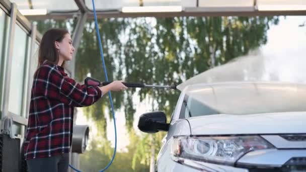 Vrouw die haar auto wast. — Stockvideo