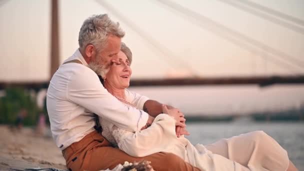 Elegante pareja de ancianos recién casados. — Vídeo de stock