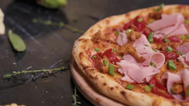 Close-up pizza met wilde champignons en ham. — Stockvideo