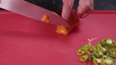 Şef portakal biberi keser..