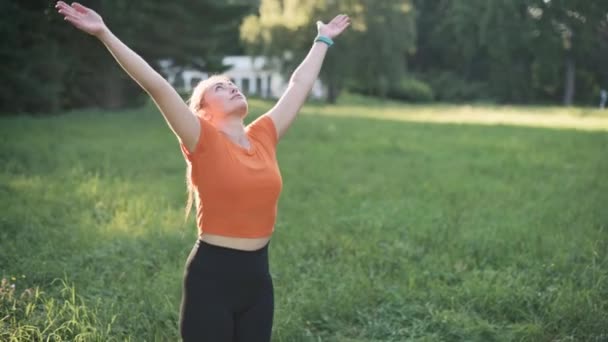 Kvinna som gör yoga. — Stockvideo
