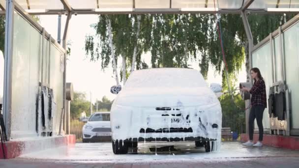 Mujer lavando su coche. — Vídeos de Stock