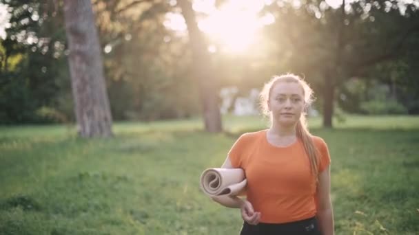 Femme avec tapis de yoga . — Video