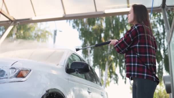 Mujer lavando su coche. — Vídeos de Stock