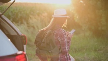 Genç kadın akıllı telefon kullanıyor..