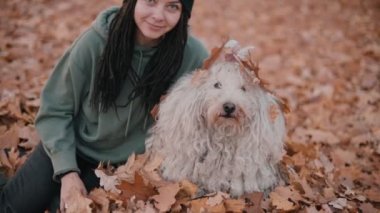 Kadın köpekle oynuyor..