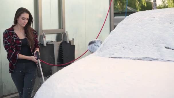 Mujer lavando su coche. — Vídeos de Stock