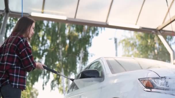 Woman washing her car. — Stock Video