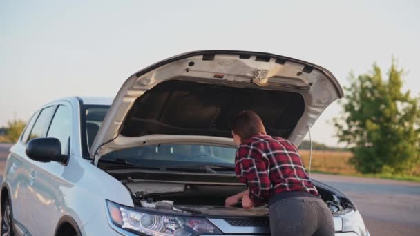 Desglose del coche en carretera. — Vídeos de Stock