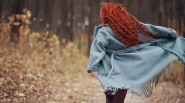 Sonbahar parkında neşeli bir kadın.