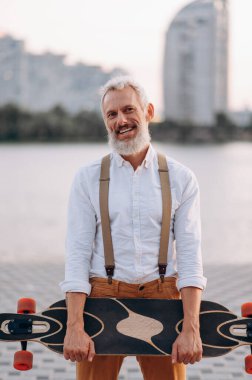 Gri saçlı, kaykaylı adam..