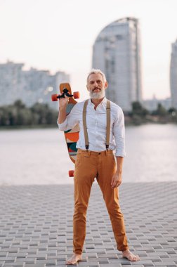 Gri saçlı, kaykaylı adam..