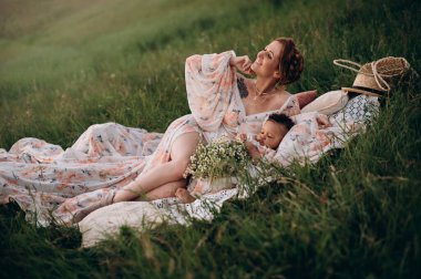 Açık havada uyumlu bir aile..