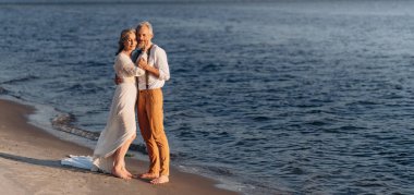 Son sınıftaki yeni evliler sarılır..