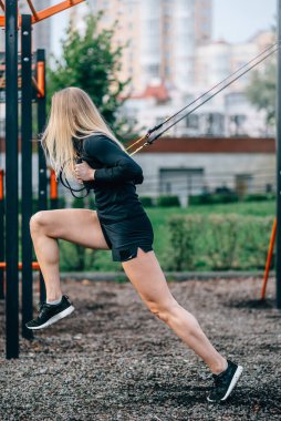 Kadın egzersiz yapıyor..