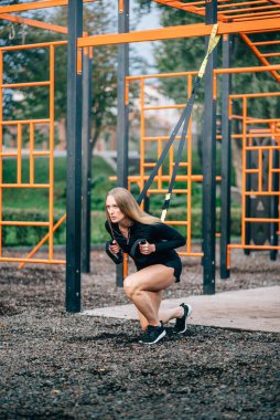 Kadın egzersiz yapıyor..