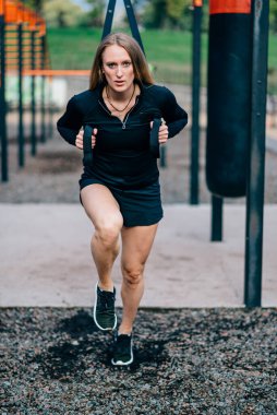 Kadın egzersiz yapıyor..