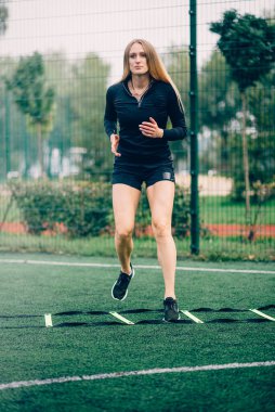 Kadın hız merdiveni talimi yapıyor..