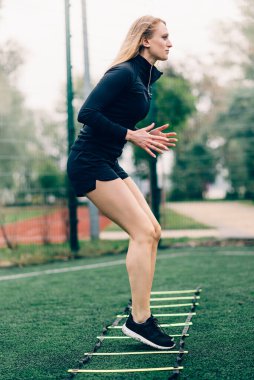 Kadın hız merdiveni talimi yapıyor..