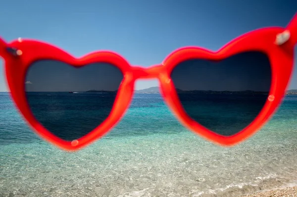 Перегляд через сонцезахисні окуляри на пляж — стокове фото