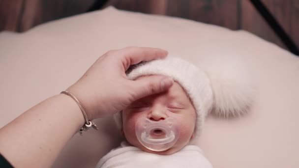 Pasgeboren baby met hoed. — Stockvideo