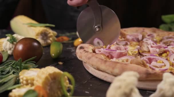 Skär pizza, närbild. — Stockvideo