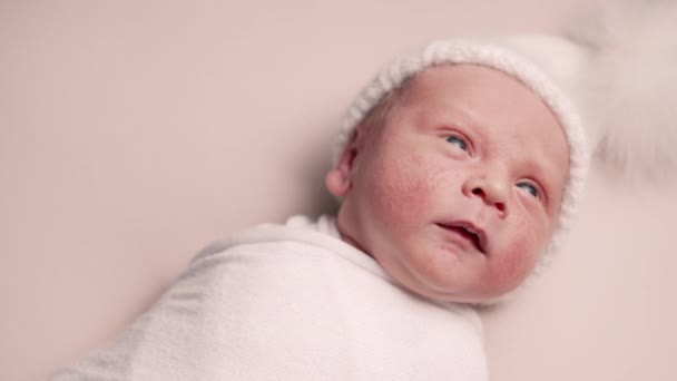 生まれたばかりの赤ちゃんを包む — ストック動画