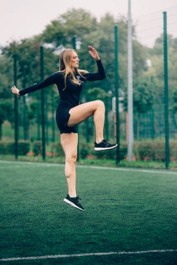 Kadın egzersiz yapıyor..