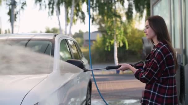 Žena myje své auto. — Stock video