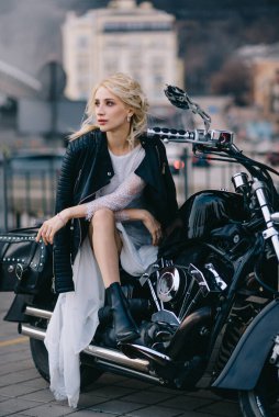 Bisikletli gelin portresi.