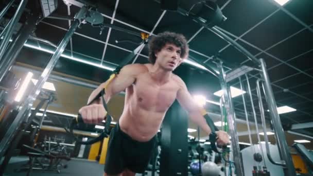 Man doet workout in de sportschool. — Stockvideo