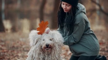 Kadın köpekle oynuyor..