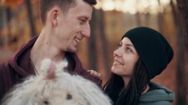 mutlu bir çift ile köpek