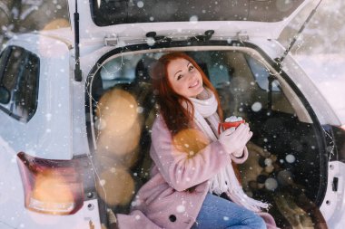 Kadın dışarıda eğlenmekten hoşlanıyor..