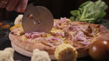 Pizza kesiyorum, yakın plan..