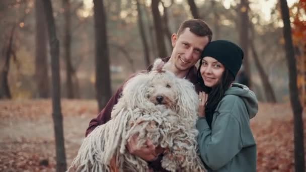 Casal feliz com cão — Vídeo de Stock