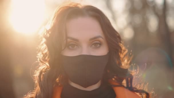 Neşeli kadın çıkar maskesini — Stok video