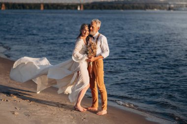 Son sınıftaki yeni evliler sarılır..